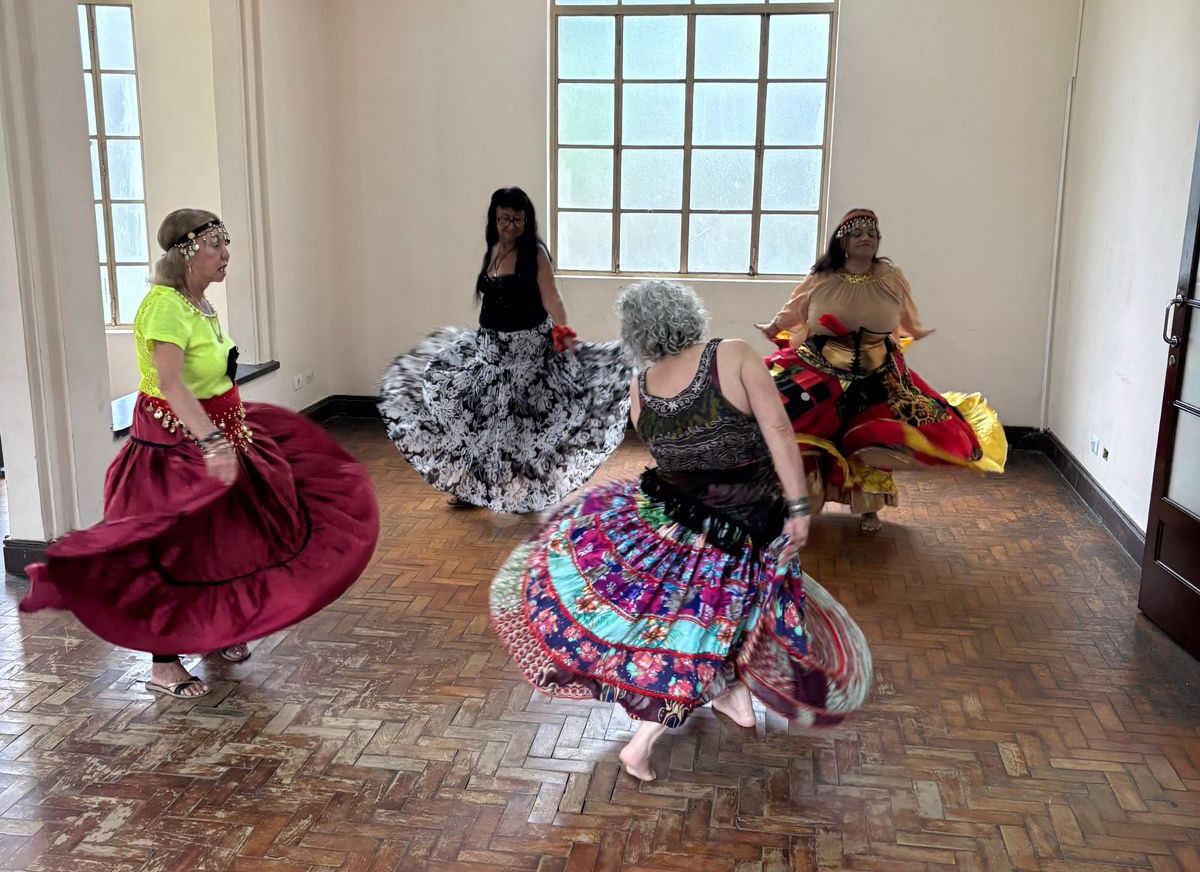 Teatro Padre Bento recebe Sarau Cigano com encontros semanais de dança em Guarulhos