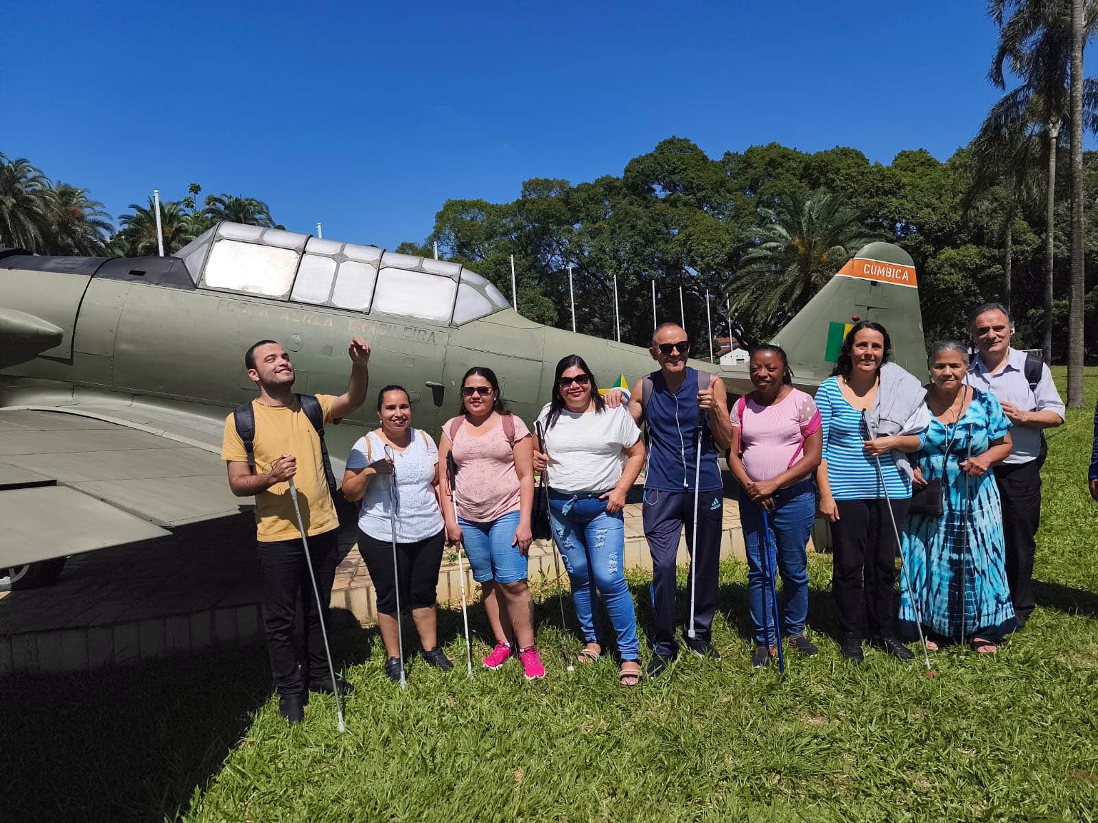 Alunos com deficiência visual fazem visita guiada à Base Aérea de Cumbica