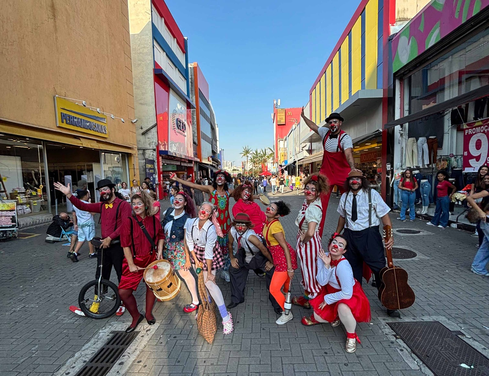 Artistas da Escola Viva de Artes Cênicas de Guarulhos levam arte da palhaçaria para as ruas do Centro