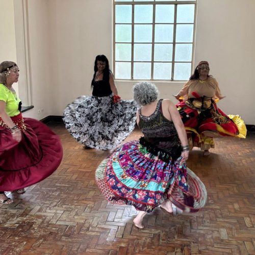 Teatro Padre Bento recebe Sarau Cigano com encontros semanais de dança em Guarulhos