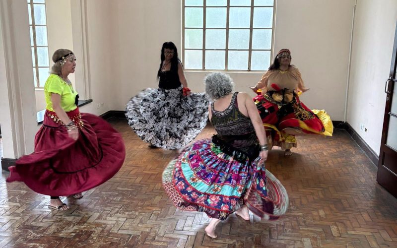 Teatro Padre Bento recebe Sarau Cigano com encontros semanais de dança em Guarulhos