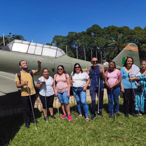 Alunos com deficiência visual fazem visita guiada à Base Aérea de Cumbica