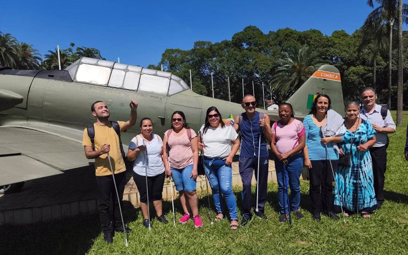 Alunos com deficiência visual fazem visita guiada à Base Aérea de Cumbica