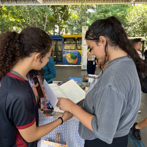 Segunda edição da Biblioteca Móvel transforma espera em leitura no Terminal Pimentas