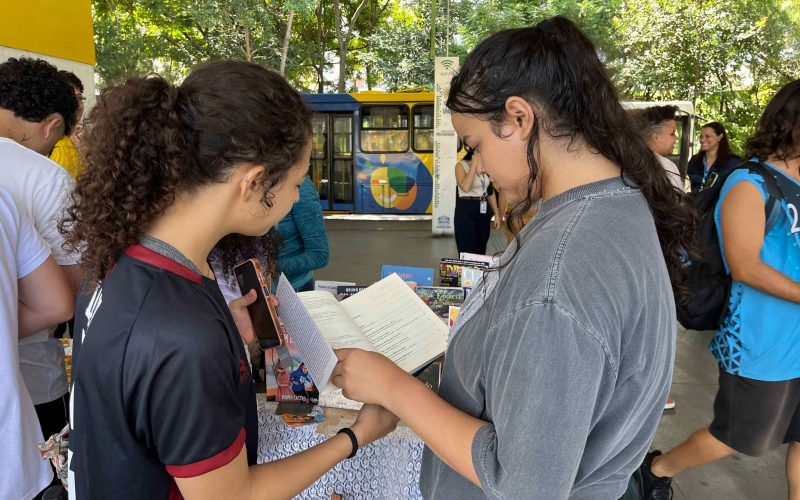 Segunda edição da Biblioteca Móvel transforma espera em leitura no Terminal Pimentas