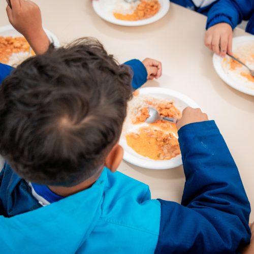 Prefeitura oferece cardápios saudáveis elaborados por nutricionistas a estudantes da rede municipal