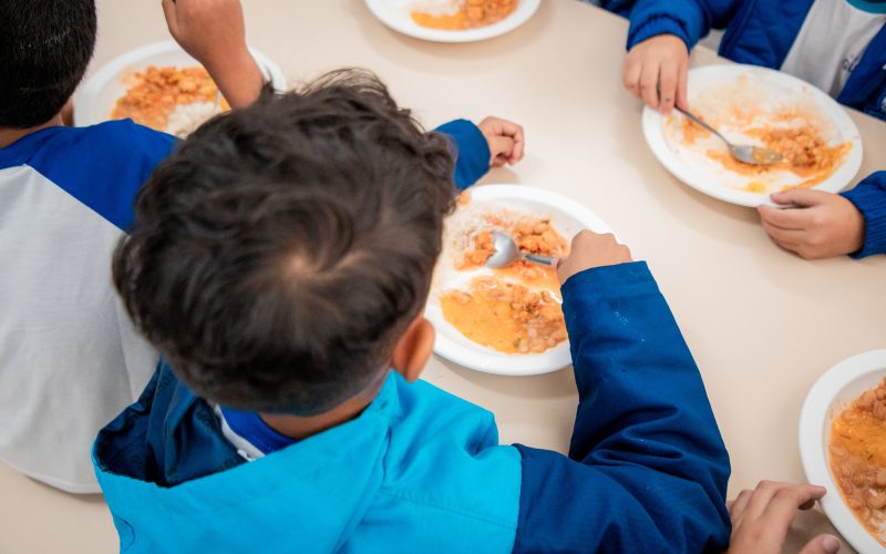 Prefeitura oferece cardápios saudáveis elaborados por nutricionistas a estudantes da rede municipal