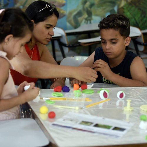 Oficina de biscuit sobre a vida das borboletas reúne crianças e adultos no Zoológico*