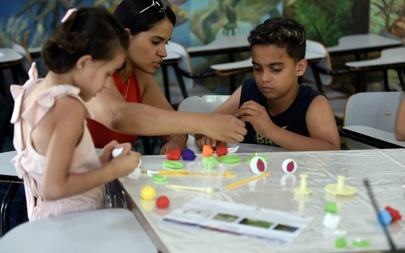 Oficina de biscuit sobre a vida das borboletas reúne crianças e adultos no Zoológico*