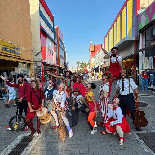 Artistas da Escola Viva de Artes Cênicas de Guarulhos levam arte da palhaçaria para as ruas do Centro