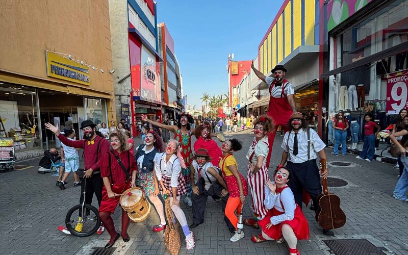 Artistas da Escola Viva de Artes Cênicas de Guarulhos levam arte da palhaçaria para as ruas do Centro