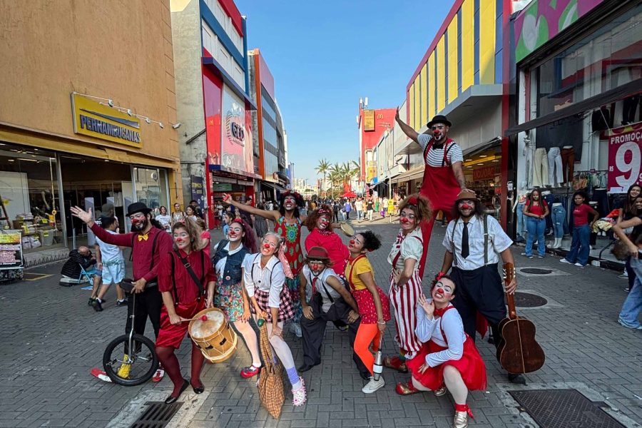 Artistas da Escola Viva de Artes Cênicas de Guarulhos levam arte da palhaçaria para as ruas do Centro