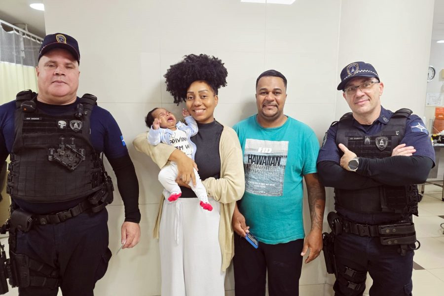 GCM salva bebê de dois meses com manobra de desengasgo
